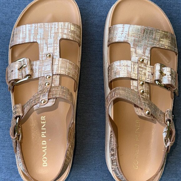 NWOT Donald Pliner Jesmin Sandal in gold is Resort Ready - Picture 4 of 8